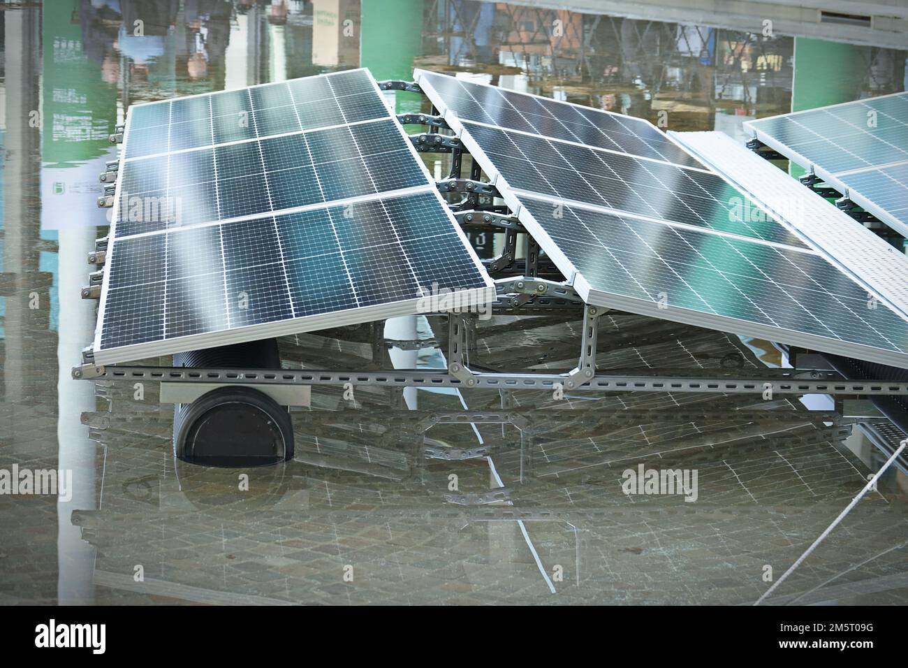 Modul mit schwimmendem Rahmen für Photovoltaik-Systeme, die auf Wasser schwimmend sind. Rimini, Italien - November 2022 Stockfoto