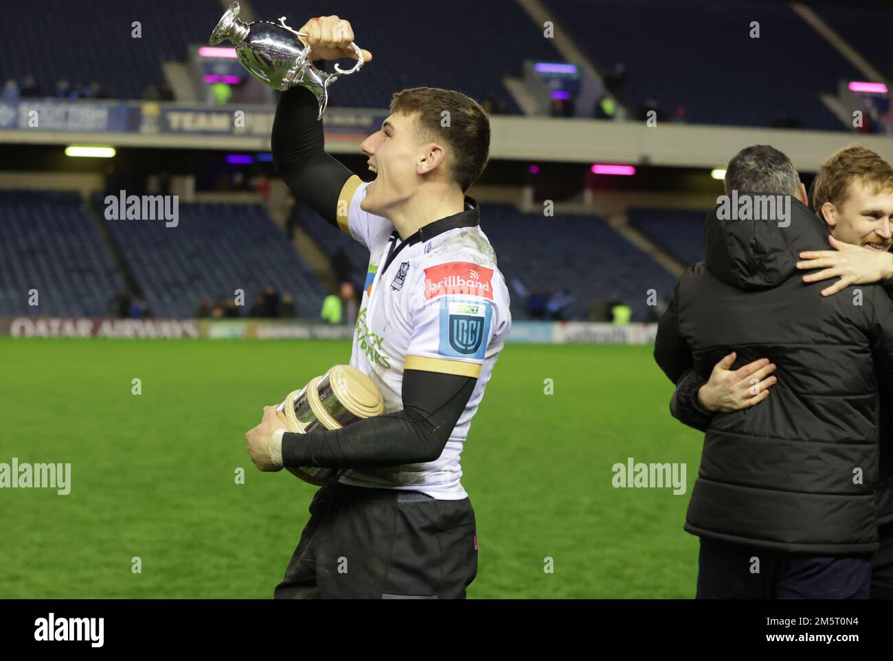 Glasgow Warriors Tom Jordan hebt den 1872 Cup nach dem United Rugby
