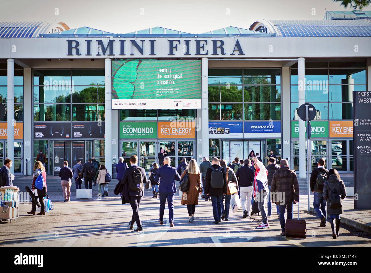 Menschen am Eingang zu Rimini Fiera, während Ecomondo die Messe für ökologischen Wandel und neue Kreislaufwirtschaftsmodelle. Rimini, Italien - N Stockfoto