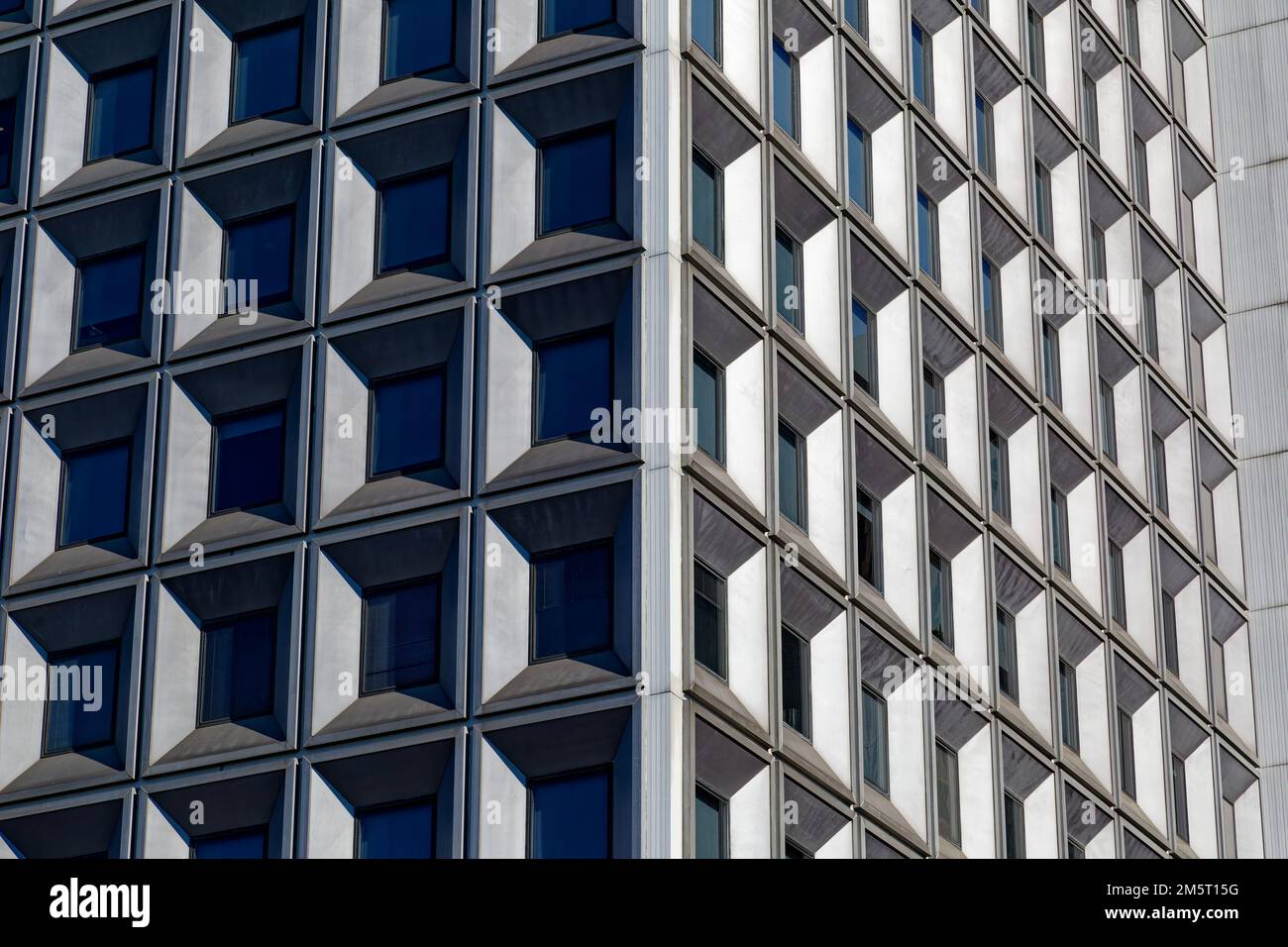 Ein New York Plaza-Fenster ist tief in eine Aluminiumhaut eingelassen. Stockfoto