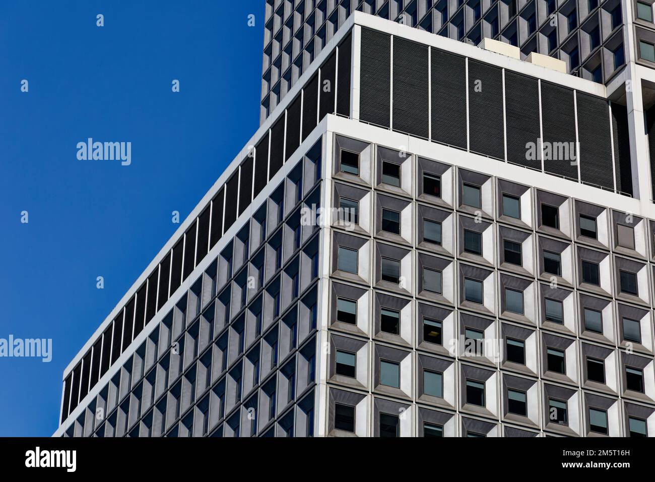 Ein New York Plaza-Fenster ist tief in eine Aluminiumhaut eingelassen. Stockfoto