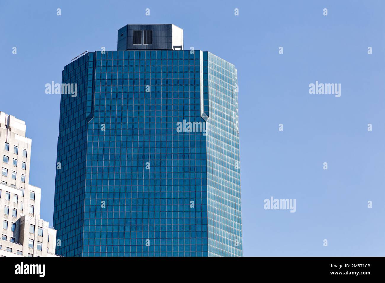 180 Maiden Lane, auch bekannt als Continental Center: Aqua-Vorhangwand in einem 45-Grad-Winkel zum Straßenraster. Stockfoto