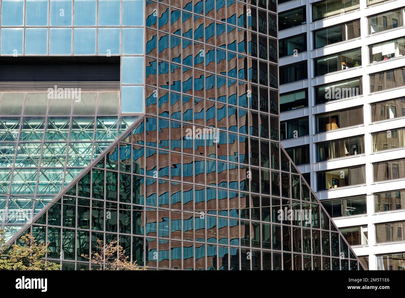 180 Maiden Lane, auch bekannt als Continental Center: Aqua-Vorhangwand in einem 45-Grad-Winkel zum Straßenraster. Stockfoto