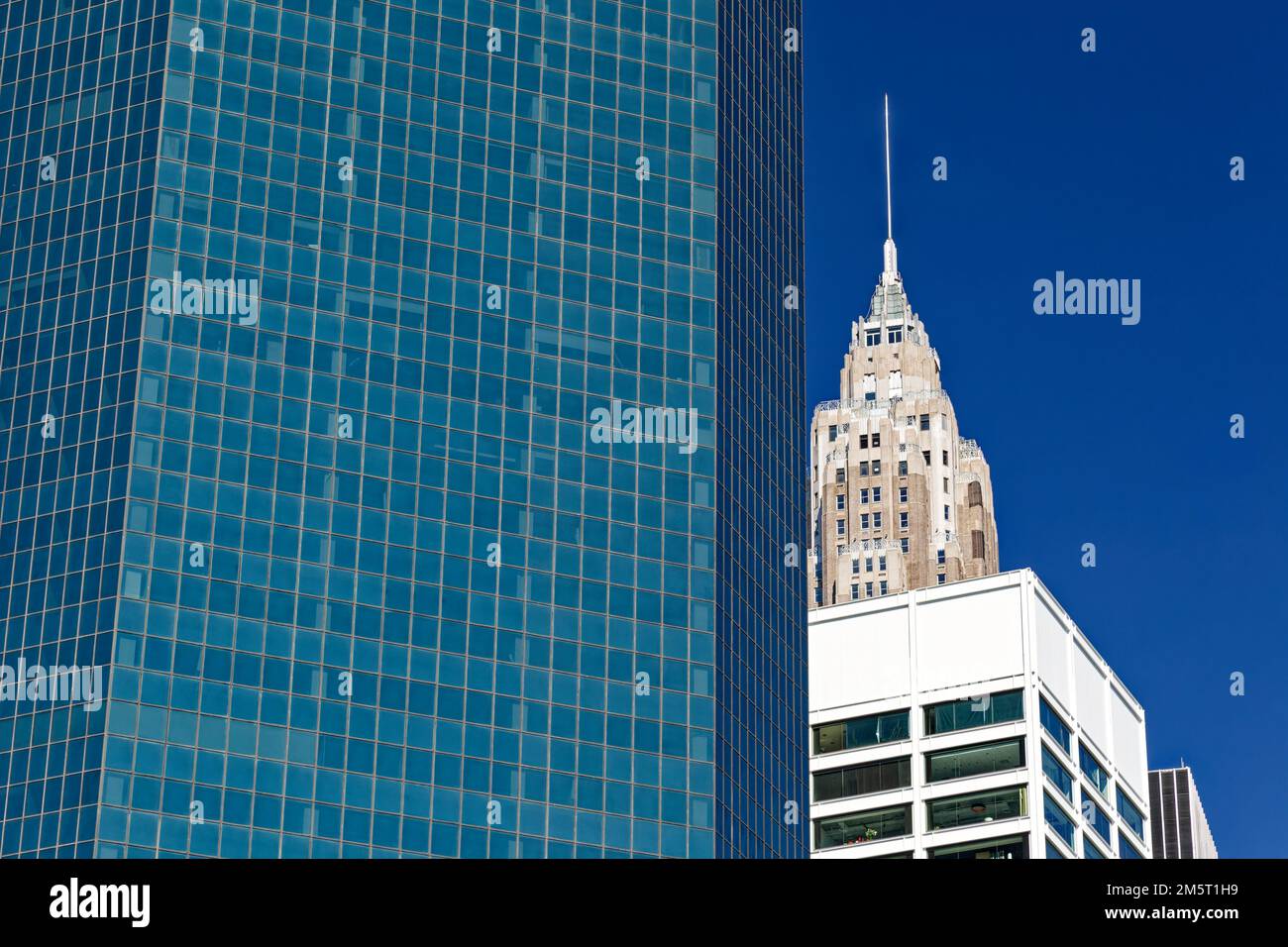 180 Maiden Lane, auch bekannt als Continental Center: Aqua-Vorhangwand in einem 45-Grad-Winkel zum Straßenraster. Stockfoto