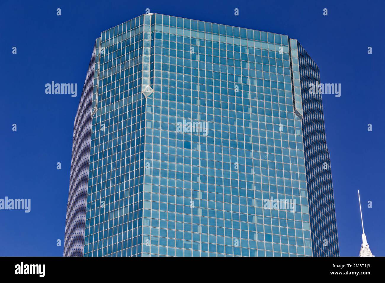 180 Maiden Lane, auch bekannt als Continental Center: Aqua-Vorhangwand in einem 45-Grad-Winkel zum Straßenraster. Stockfoto