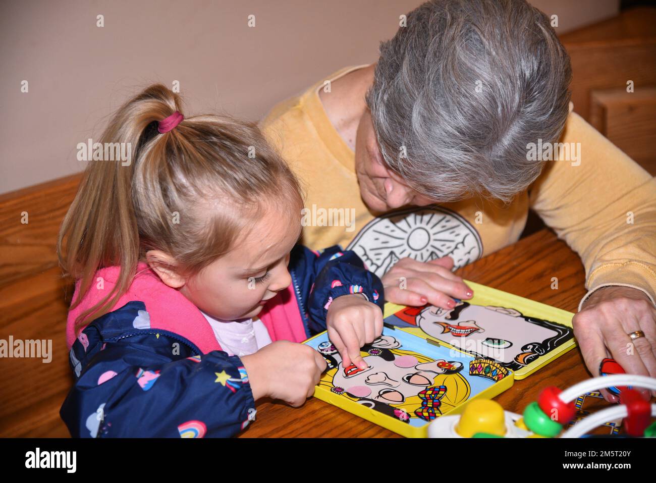 South Jordan, Utah, USA, 29. Dezember 2022. Urgroßmutter und Kind lernen zusammen. Puzzles machen trotz der Generationslücke Spaß. Stockfoto