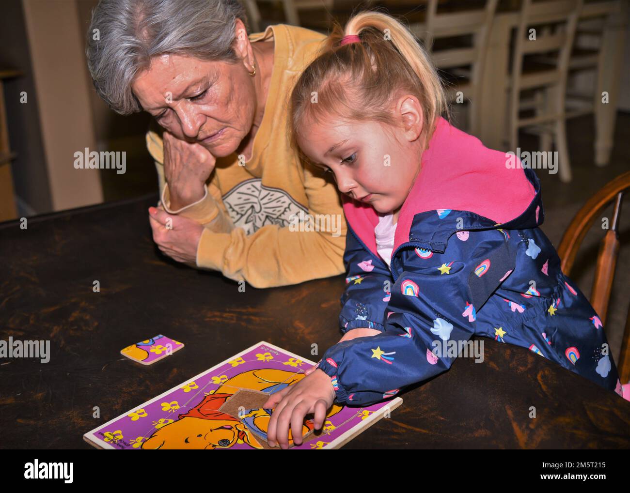 South Jordan, Utah, USA, 29. Dezember 2022. Urgroßmutter und Kind lernen zusammen. Puzzles machen trotz der Generationslücke Spaß. Stockfoto