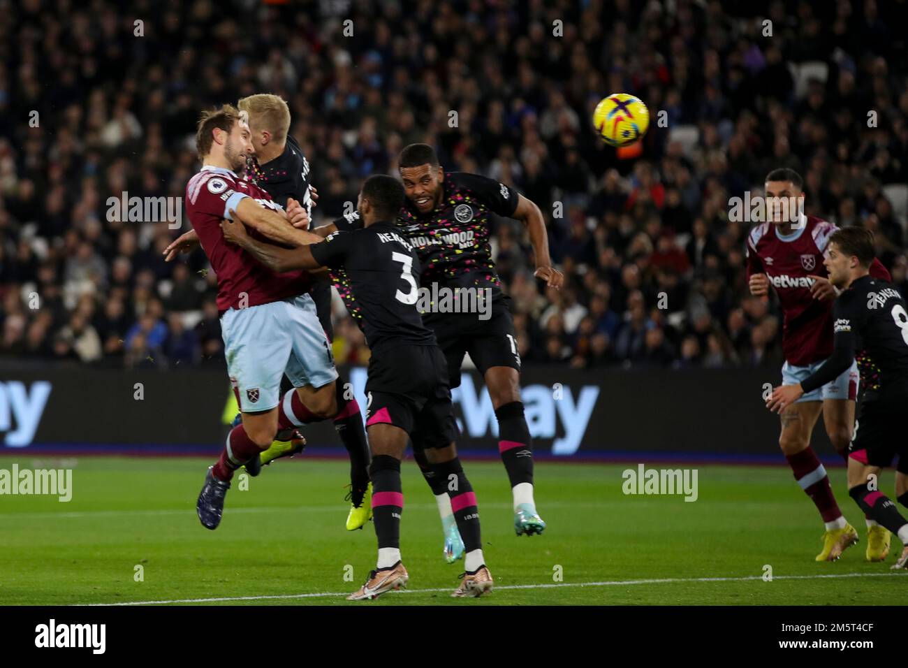 Craig Dawson von West Ham United leitet den Ball während des Spiels der Premier League zwischen West Ham United und Brentford am Freitag, den 30. Dezember 2022 im London Stadium in Stratford in Richtung Tor. (Kredit: Tom West | MI News) Kredit: MI News & Sport /Alamy Live News Stockfoto