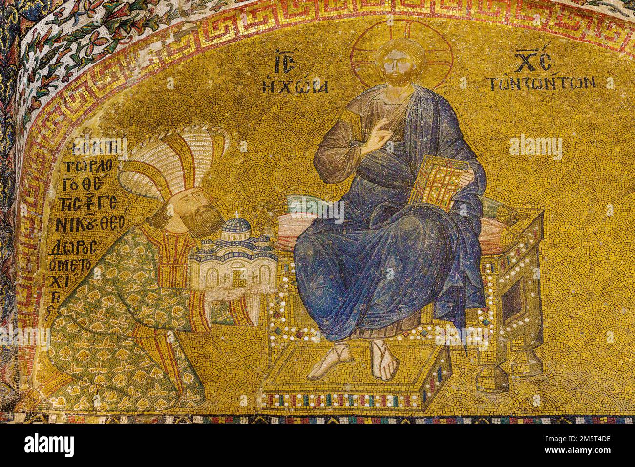 Der Gründer der Chora Kirche, Theodore Metokhites, präsentiert Christus ein Kirchenmodell, Mosaik in Cora Kirche, Istanbul, 11. Oktober 2013 Stockfoto Der Gründer der Chora Kirche, Theodore Metokhites, präsentiert Christus ein Kirchenmodell, Mosaik in Cora Kirche, Istanbul, 11. Oktober 2013 Stockfoto
