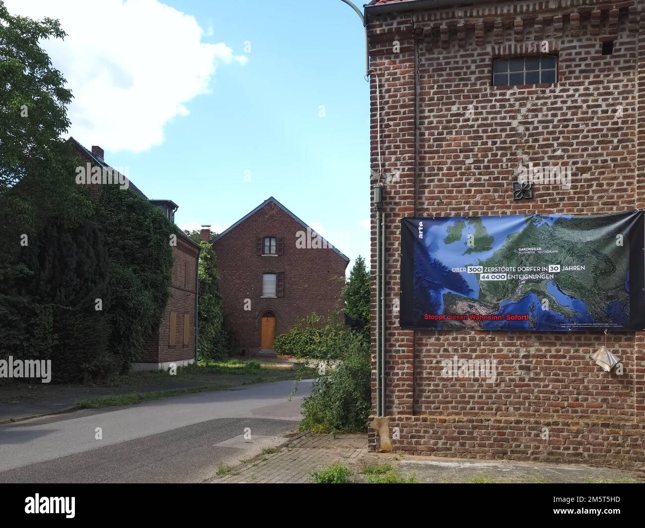 Verlassenes Haus in Lützerath bei Erkelenz, Deutschland, wird wegen des Braunkohlengewinns abgerissen Stockfoto