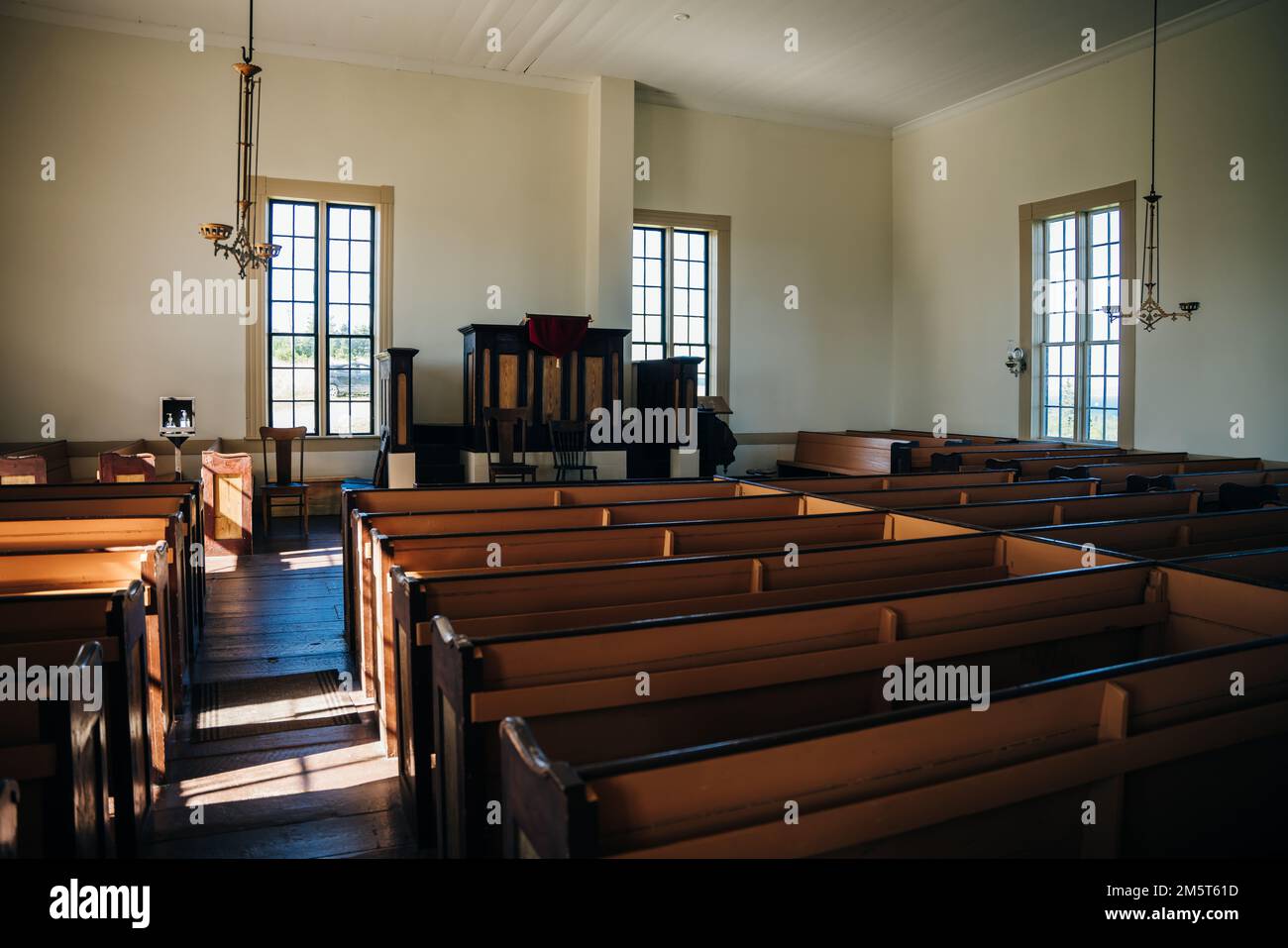 Historische Kirche im Highland Village Museum Iona Cape Breton mit Great Bras Dor Lake. Hochwertiges Foto Stockfoto