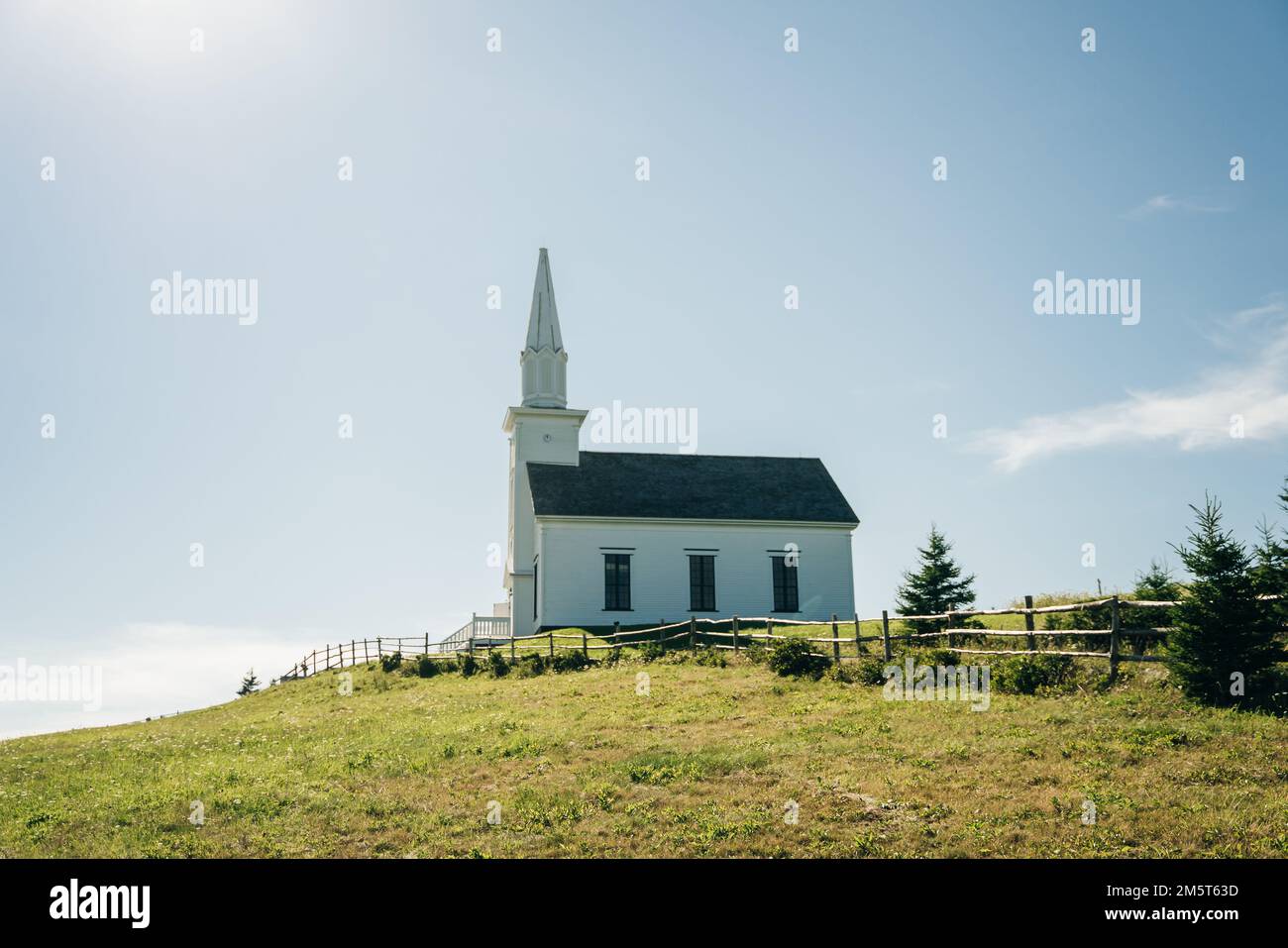 Historische Kirche im Highland Village Museum Iona Cape Breton mit Great Bras Dor Lake. Hochwertiges Foto Stockfoto