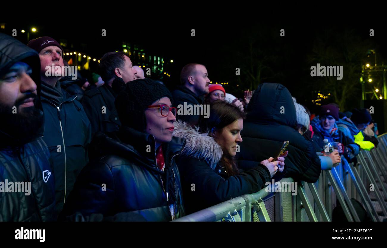 Princes Street Gardens, Edinburgh, Schottland, Vereinigtes Königreich, 30. Dezember 2022, Edinburgh Hogmanay: Die Neujahrsfeier beginnt mit der Disco-Party mit den Bands Altered Images und Sophie Ellis-Bextor. Abbildung: Das Publikum genießt die Veranstaltung. Credit Sally Anderson/Alamy Live News Stockfoto