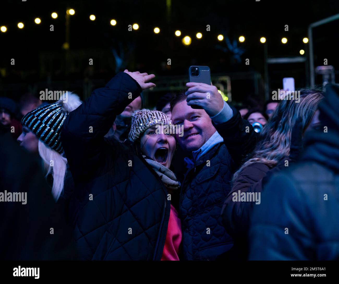 Princes Street Gardens, Edinburgh, Schottland, Vereinigtes Königreich, 30. Dezember 2022, Edinburgh Hogmanay: Die Neujahrsfeier beginnt mit der Disco-Party mit den Bands Altered Images und Sophie Ellis-Bextor. Abbildung: Das Publikum genießt die Veranstaltung. Credit Sally Anderson/Alamy Live News Stockfoto