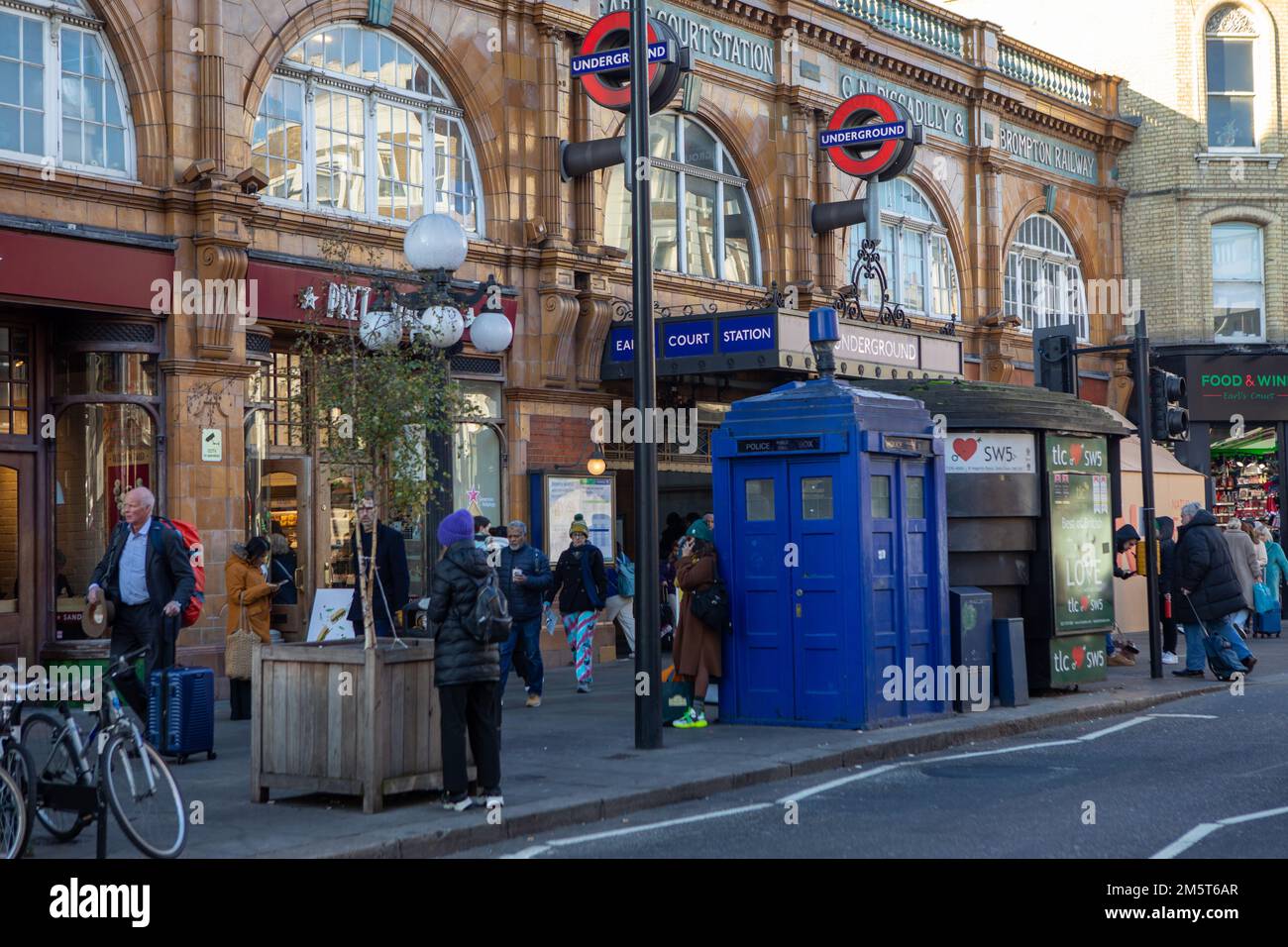 London, England – Eine blaue Polizei-Telefonzelle auf der Straße in London, verbunden mit dem Science-Fiction-Fernsehprogramm Doctor Who als sein Camouf Stockfoto