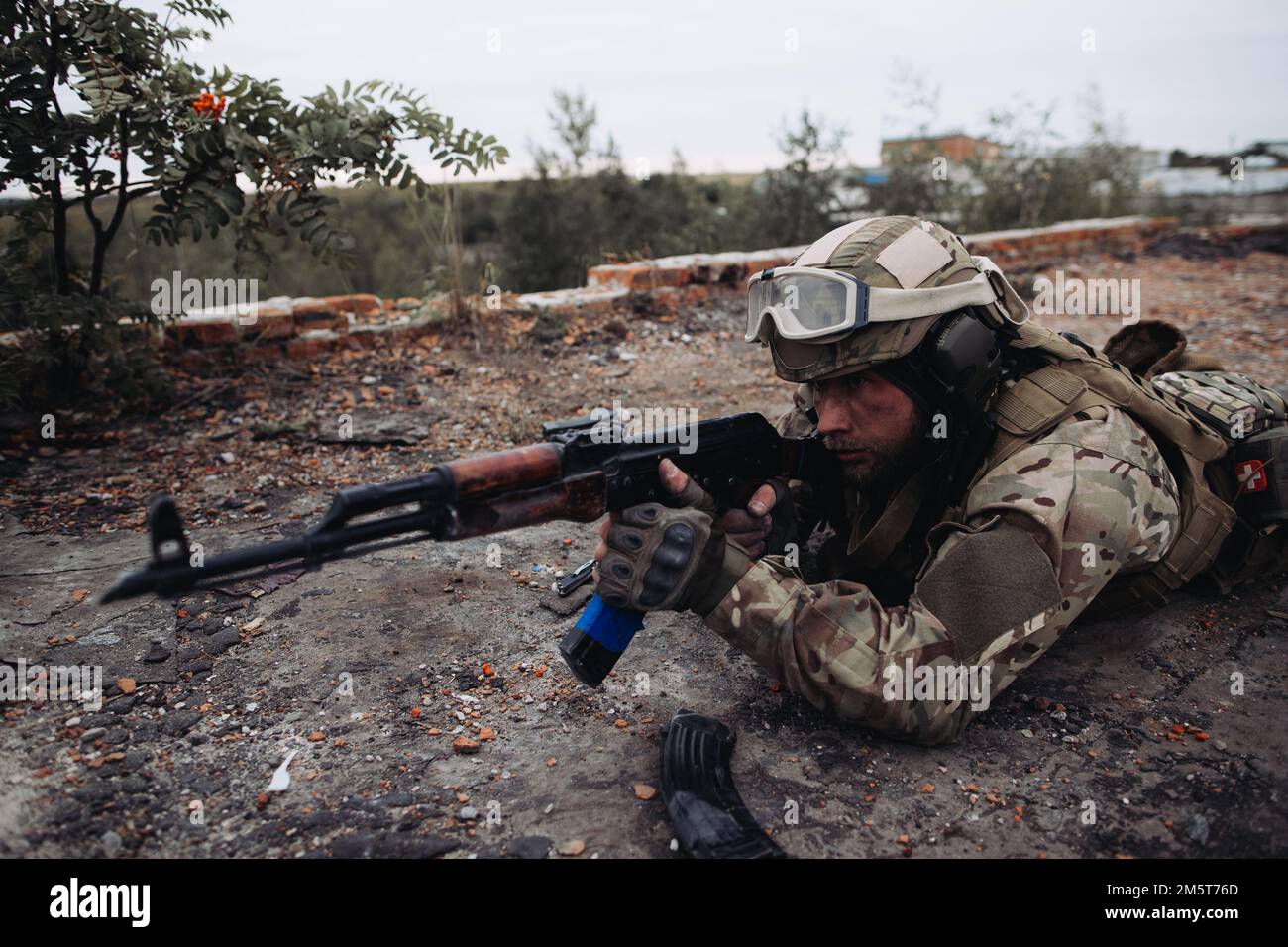 Das ukrainische Militär verteidigt seine Positionen. Soldat im Krieg, mit Waffen in der Hand, zielt auf den Feind Stockfoto