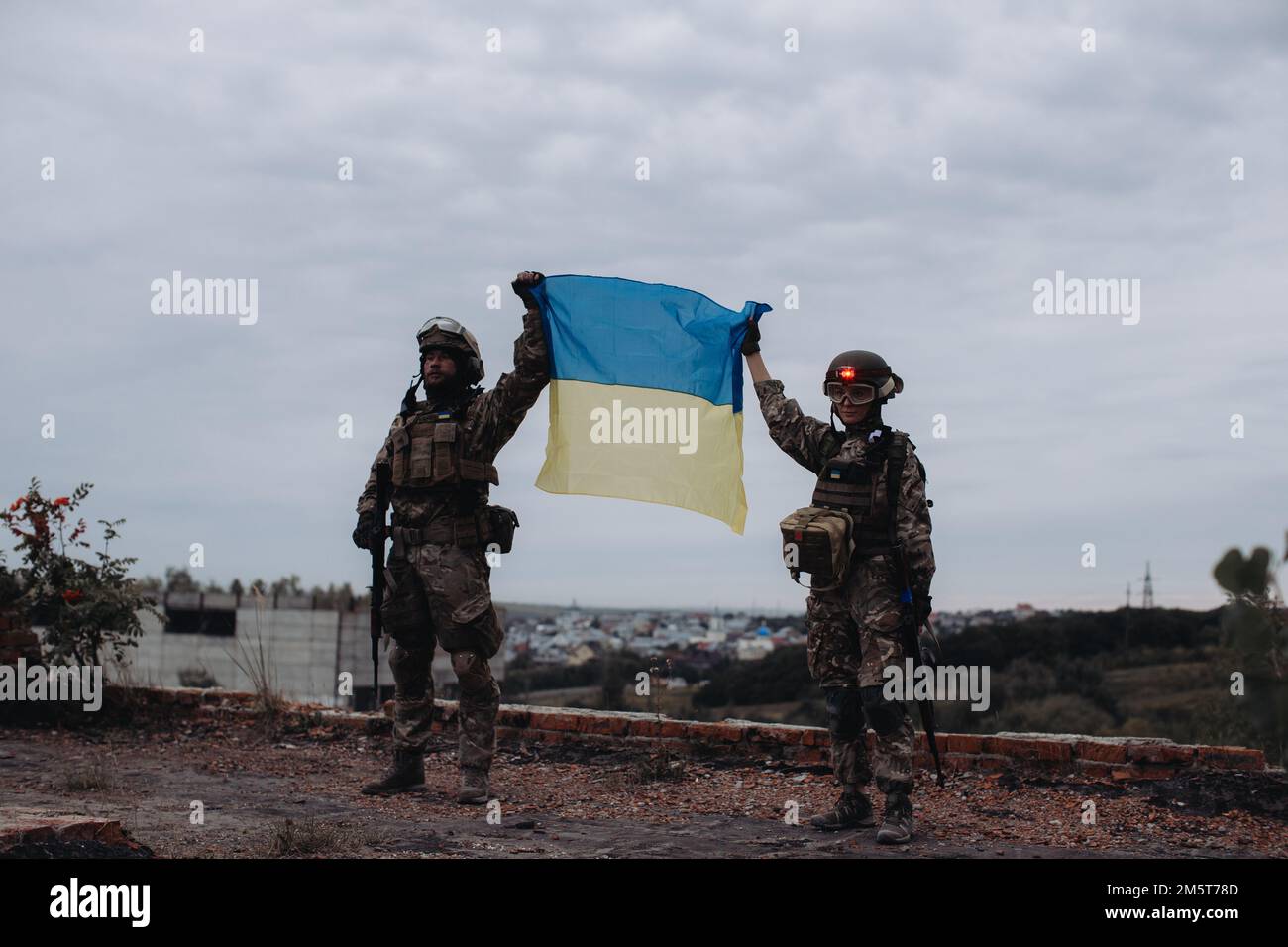 Das ukrainische Militär hält die Flagge der Ukraine. Das Konzept des Sieges. Der Krieg zwischen der Ukraine und Russland. Stockfoto