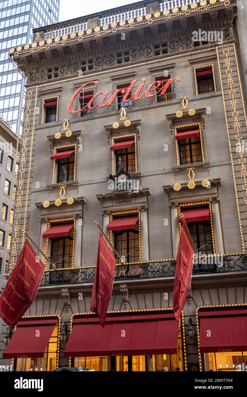 Das Cartier Mansion mit 2022 Weihnachtsdekorationen auf der Fifth Avenue, New York City, USA Stockfoto