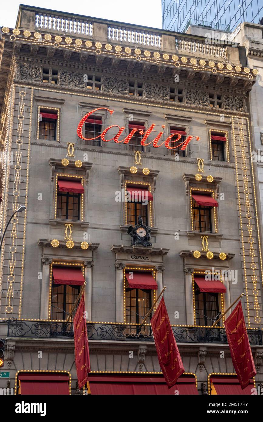 Das Cartier Mansion mit 2022 Weihnachtsdekorationen auf der Fifth Avenue, New York City, USA Stockfoto