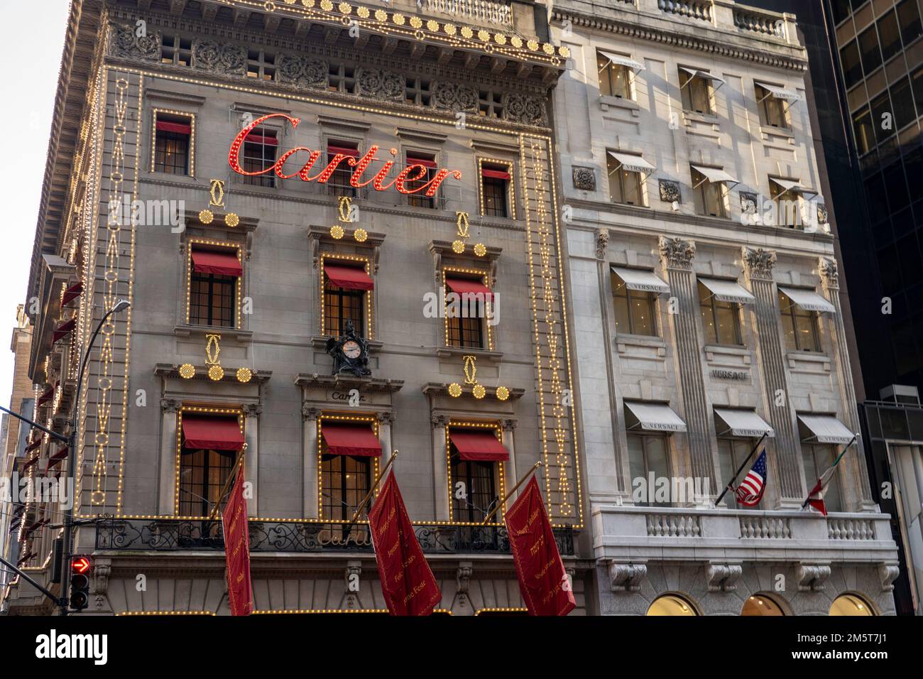 Das Cartier Mansion mit 2022 Weihnachtsdekorationen auf der Fifth Avenue, New York City, USA Stockfoto