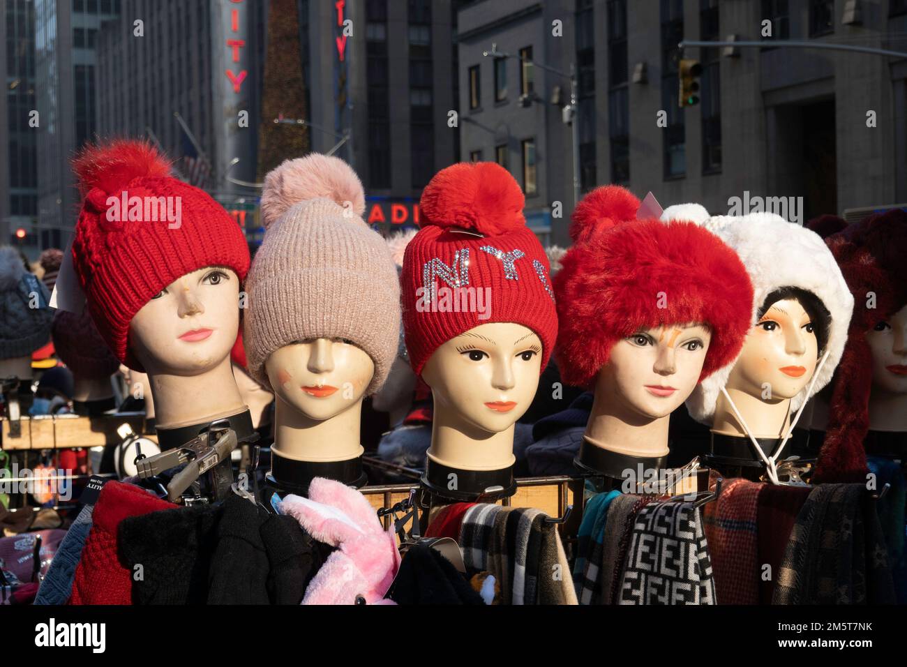 Hüte zum Verkauf durch einen Straßenhändler, Holidays, 2022, NYC, USA Stockfoto