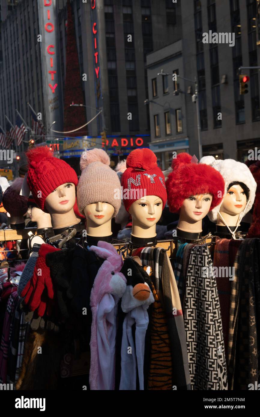 Hüte zum Verkauf durch einen Straßenhändler, Holidays, 2022, NYC, USA Stockfoto