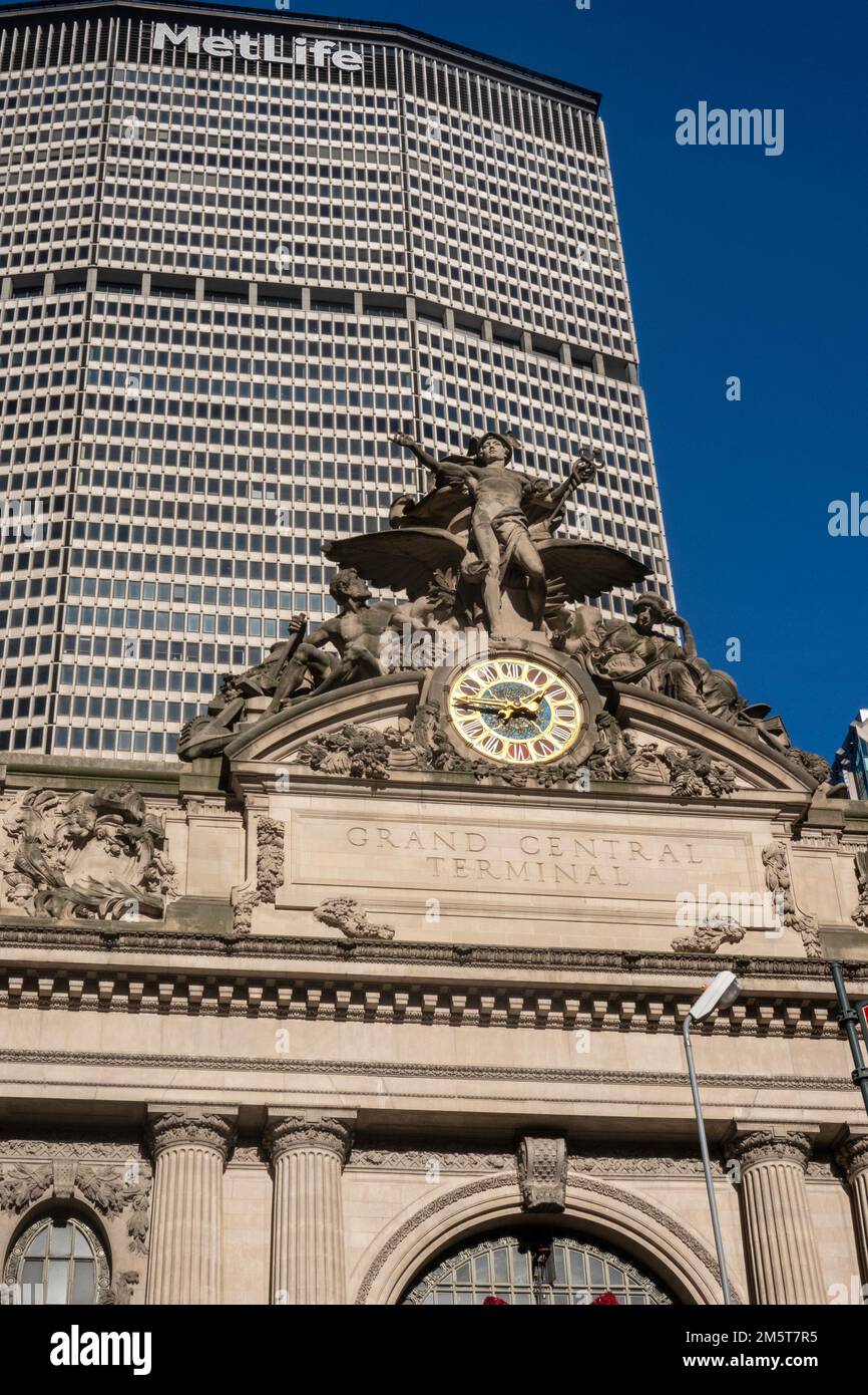 An der Fassade des Grand Central Terminals befinden sich eine Transportskulptur und eine Tiffany-Glasuhr, New York City, USA 2022 Stockfoto