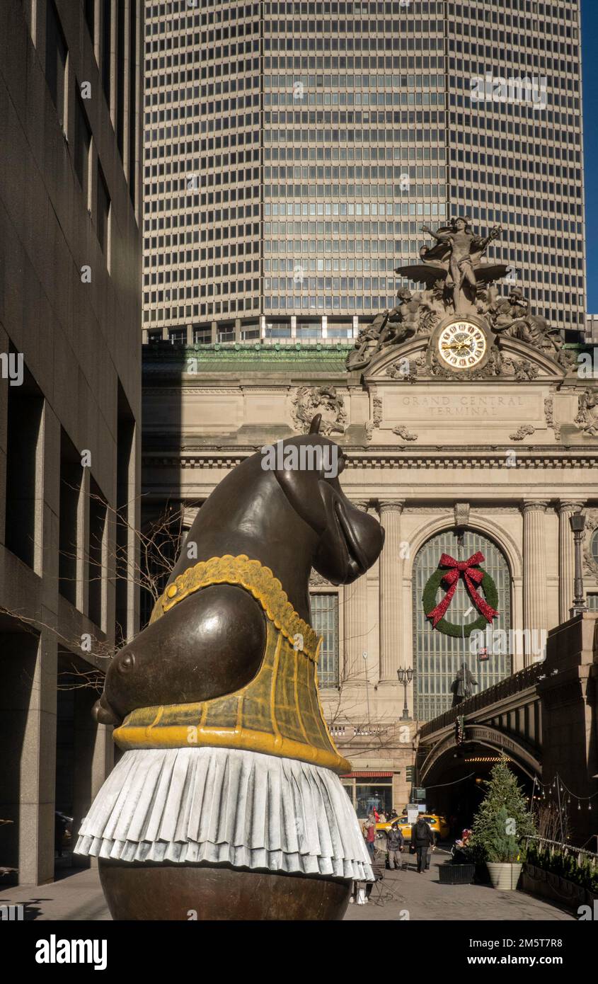 Die skurrilen Bronzestatuen von Bjorn Okholm Skaarup sind auf dem Pershing Square vor dem Grand Central Terminal, New York City, USA 2022, ausgestellt Stockfoto