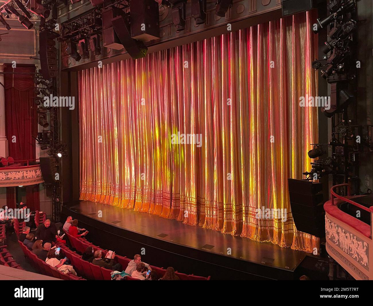 „Neil Diamond Musical: A Beautiful Noise“ im Broadhurst Theatre, NYC, USA 2022 Stockfoto