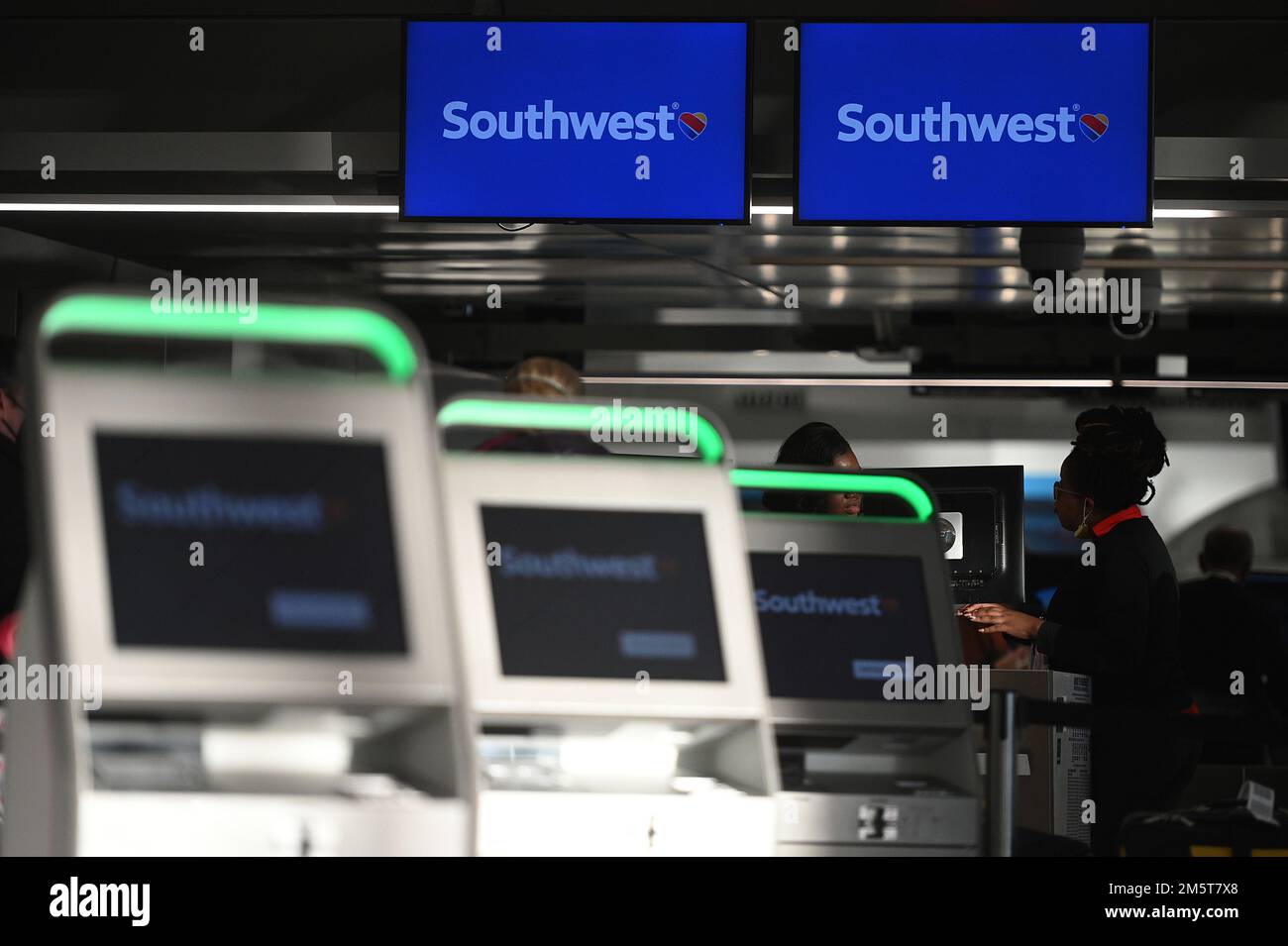 New York, USA. 30. Dezember 2022. Ansicht der automatisierten Check-in-Automaten am Abflugterminal von Southwest Airlines im Flughafenterminal LaGuardia, Terminal B, da der Flugservice wieder normal war, im Stadtteil Queens in New York City, NY, 29. Dezember 2022. Southwest Airlines annullierte fast 16.000 Flüge, die ab dem 22. Dezember während der Feiertage gestrichen wurden, da ein massiver Wintersturm die Reisen in den meisten USA störte. (Foto: Anthony Behar/Sipa USA) Guthaben: SIPA USA/Alamy Live News Stockfoto