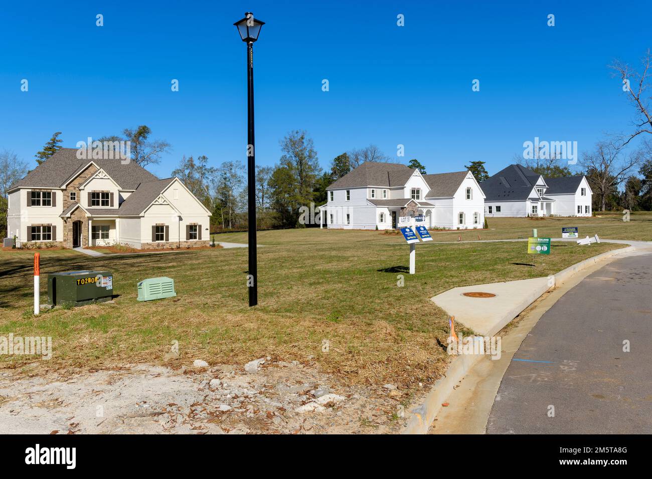 Unbesetzte, unverkaufte neue Häuser, die auf eine Verlangsamung des Immobilienabschwungs oder eine Wohnungskrise oder möglicherweise auf eine Immobilienrezession in Montgomery Alabama, USA, hindeuten. Stockfoto