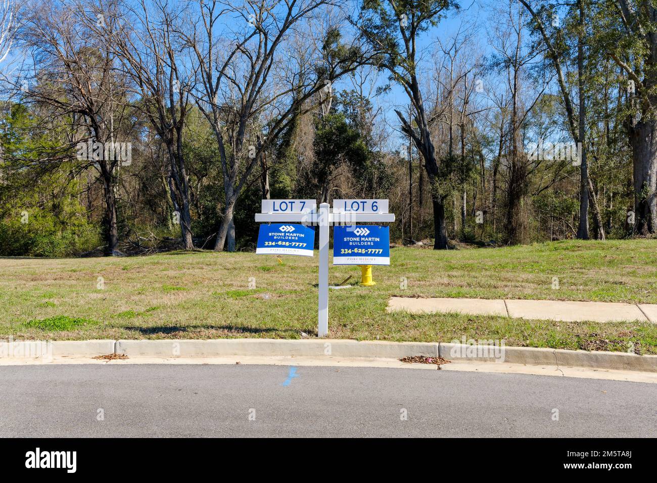 Unbesetzte, unverkaufte neue Wohngrundstücke, die auf eine Verlangsamung des Immobilienabschwungs oder möglicherweise auf eine Immobilienrezession in Montgomery, Alabama, USA, hindeuten. Stockfoto