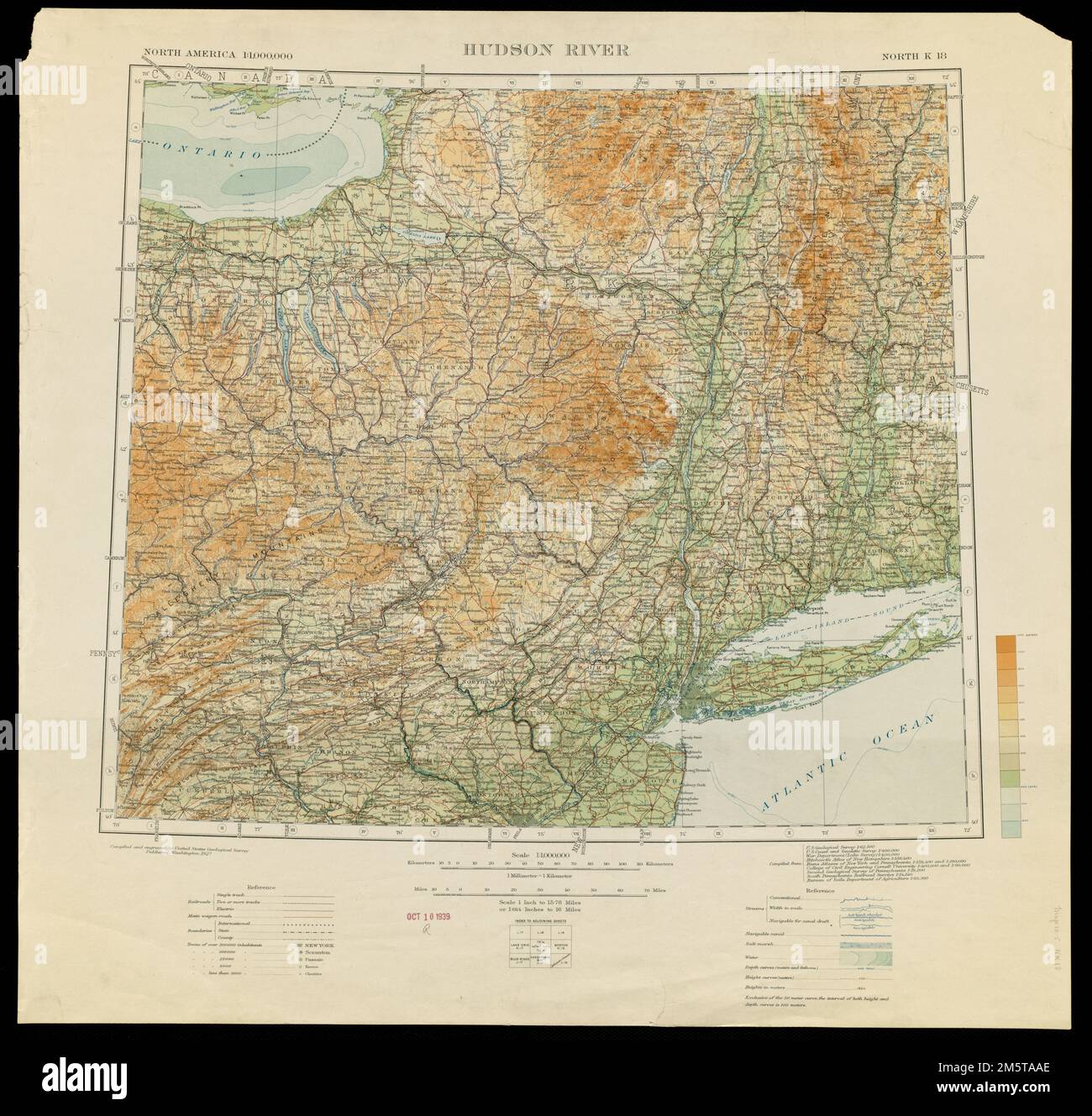 Internationale Weltkarte im Maßstab 1:1.000.000. Relief wird durch Konturen und Punkthöhen angezeigt. Tiefe durch bathymetrische Farbtöne dargestellt. Ausgestellt in „Journeys of the Imagination“ in der Boston Public Library, Boston, MA, April bis August 2006. MB (BRL). Zu Beginn des 20. Jahrhunderts leiteten die wichtigsten Länder der Welt eine Ära der internationalen Zusammenarbeit ein und schlossen sich zusammen, um eine umfassende und einheitliche Reihe von topografischen Kartenblättern für die ganze Welt zu erstellen. Die teilnehmenden Länder waren sich einig, dass in der vorgeschlagenen Reihe standardisierte Kartensymbole einschließlich hypsometrischer Farbtöne verwendet werden Stockfoto