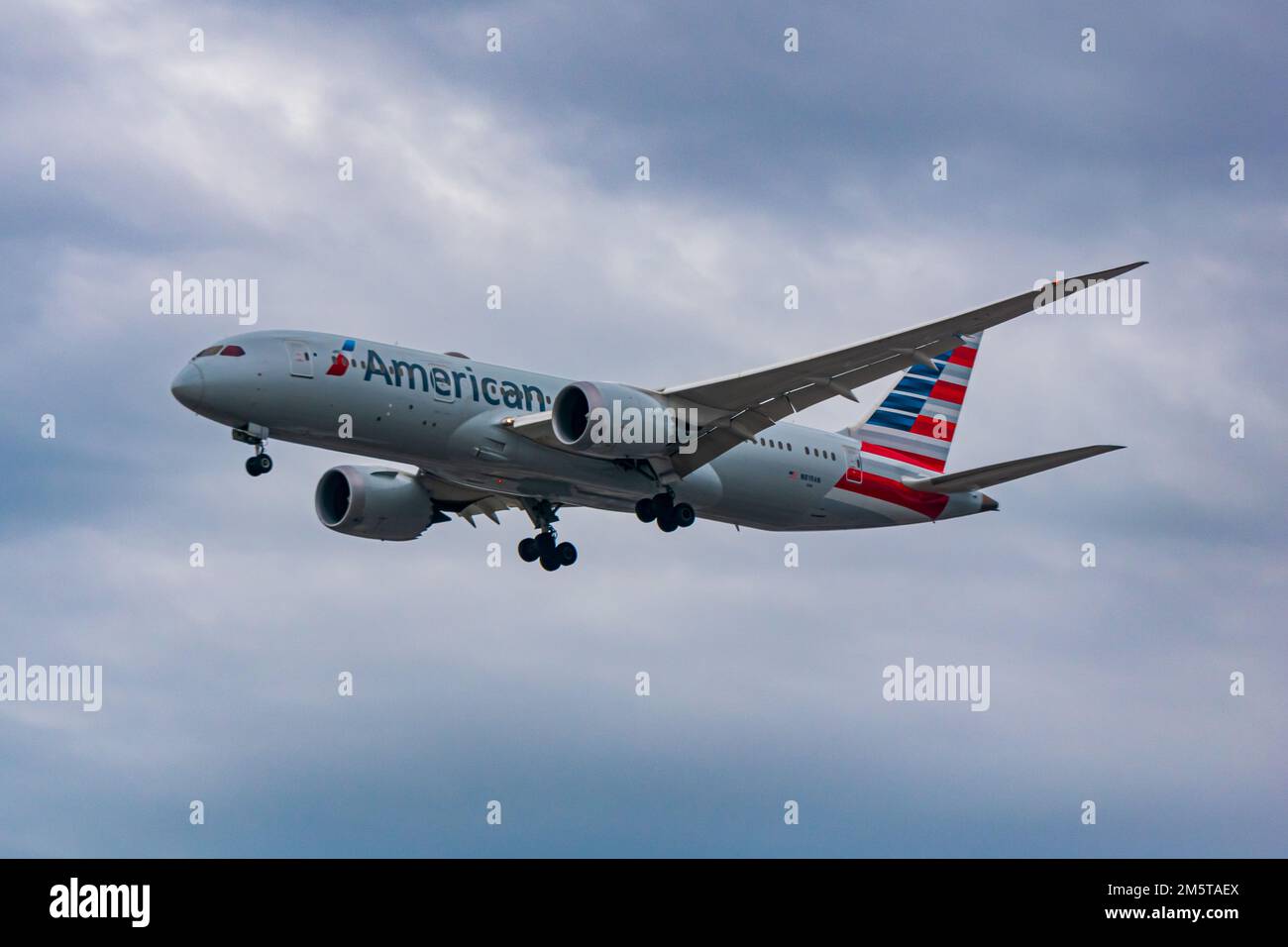 Chicago, IL, USA - 30. Dezember 2022: American Airlines Boeing 787-800 (N819AN) landet am Chicago O'Hare International Airport. Stockfoto