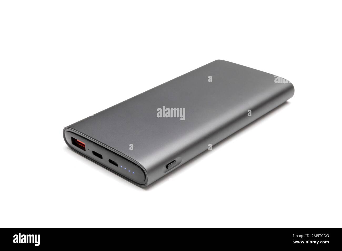 Vollständig geladene tragbare Powerbank mit zwei isolierten usb-Ausgängen auf weißem Hintergrund. Powerbank zum Aufladen mobiler Geräte. Stockfoto