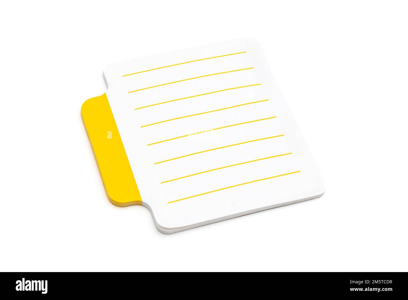 Leere, kleine, linierte Haftnotizen mit gelber Lasche auf der linken Seite des Papierbogens, isoliert auf weißem Hintergrund, Nahaufnahme Stockfoto