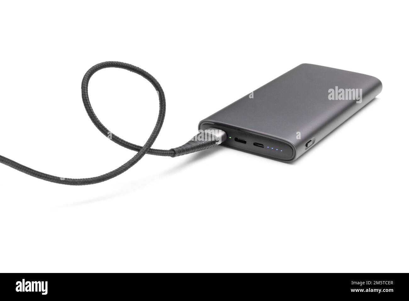 Vollständig geladene tragbare Powerbank mit Kabel und zwei isolierten usb-Ausgängen auf weißem Hintergrund. Powerbank zum Aufladen mobiler Geräte. Stockfoto