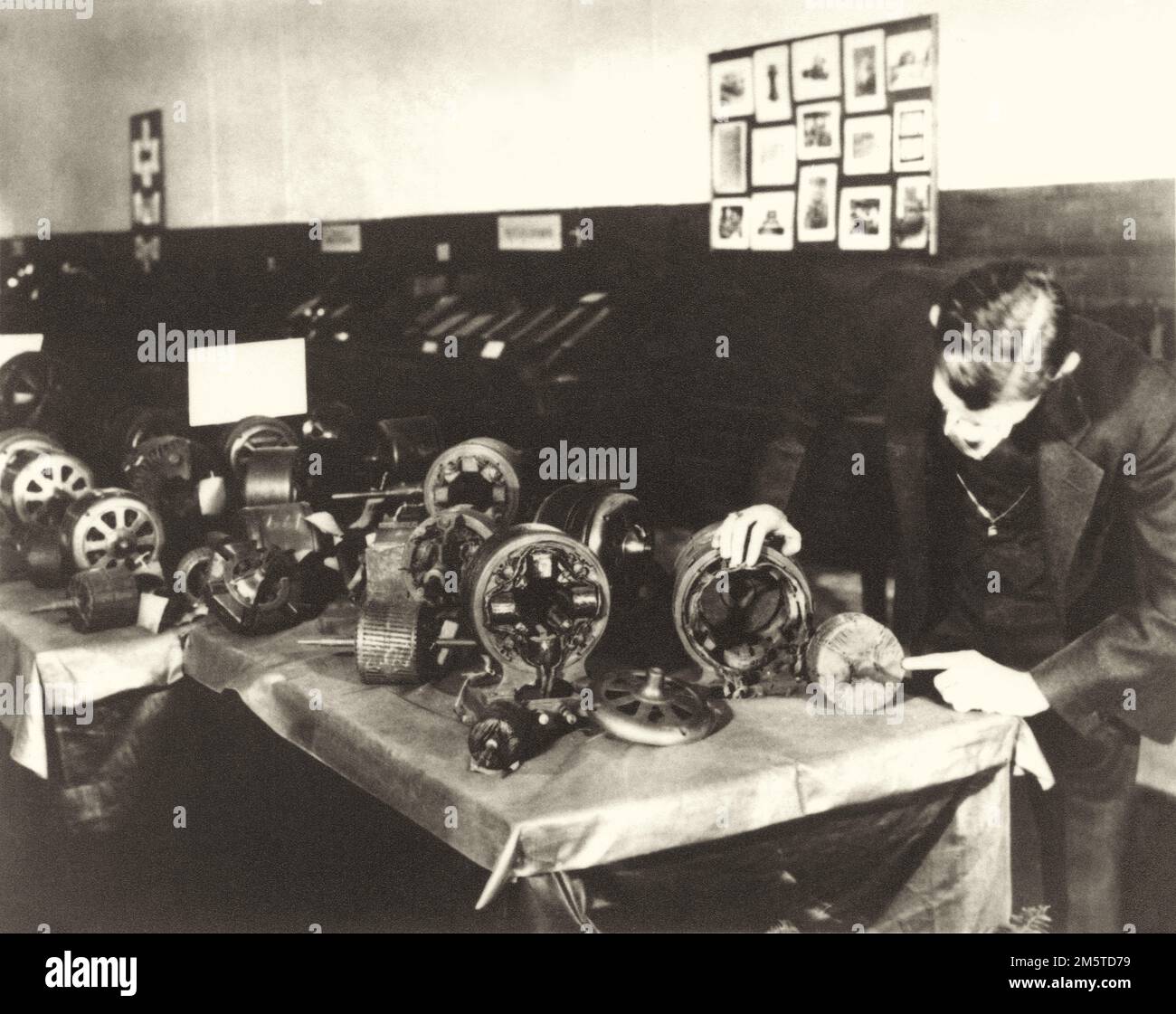 Nikola Tesla arbeitet in seinem Labor an Motoren Stockfoto