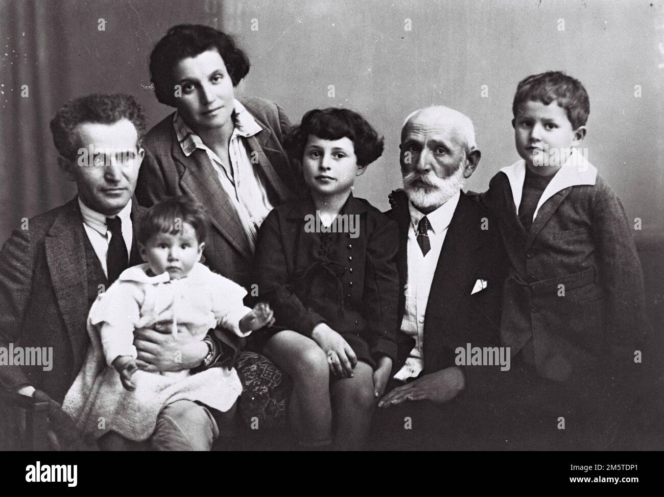 David Ben-Gurion und Paula Munweis mit der jüngsten Tochter Renana auf BG's Schoß, Tochter Geula, Vater Avigdor Grün und Sohn Amos, 1929 Stockfoto