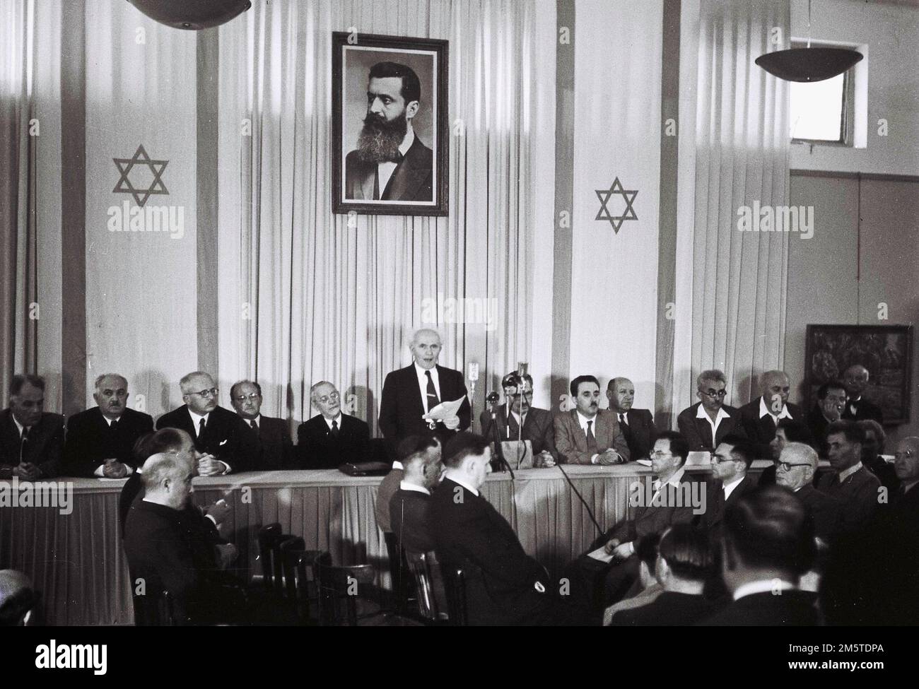 David Ben Gurion, der der erste Ministerpräsident Israels werden sollte, liest die israelische Unabhängigkeitserklärung vom 14. Mai 1948 im Museum in Tel Aviv während der Zeremonie zur Gründung des Staates Israel. Stockfoto