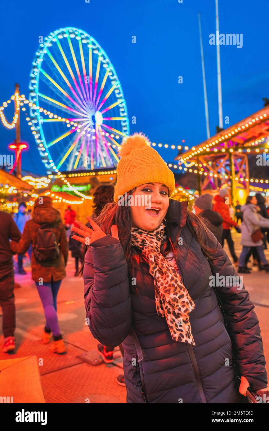 Ein Mädchen, das Spaß im Winterwunderland London England hat Stockfoto