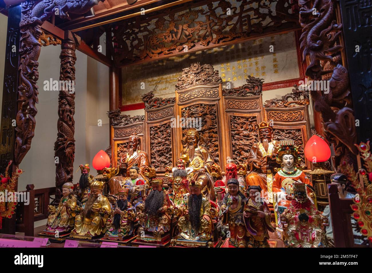 Altar mit verschiedenen Gottheiten am Wat Bampen Chin Phrot (Yong Hok Yi), chinesischer buddhistischer Tempel. Chinatown, Bangkok, Thailand. Stockfoto