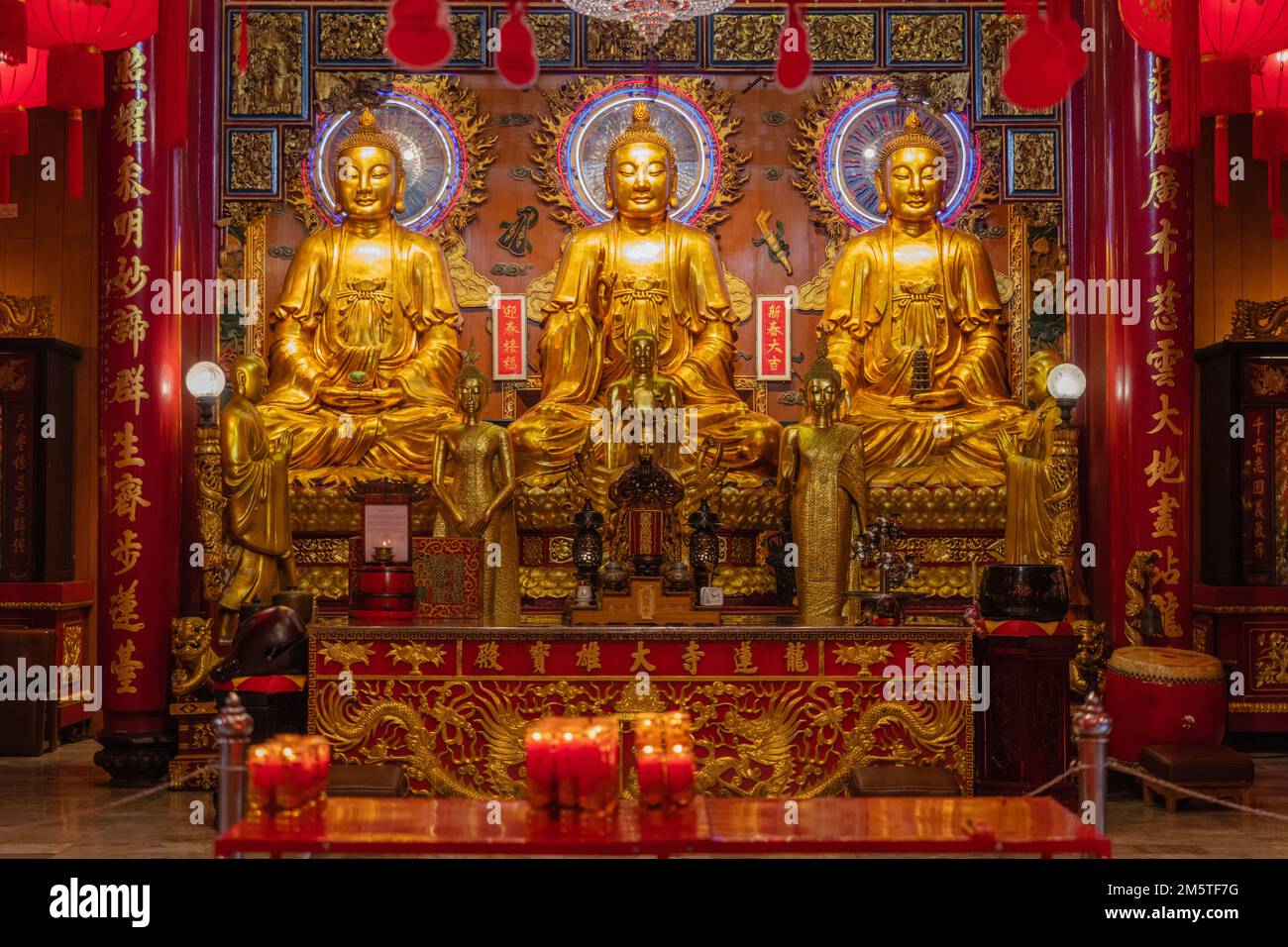 Trikaya, drei Hauptbuddhas im Wat Mangkon Kamalawat (Wat Leng Noei Yi), chinesischer buddhistischer Tempel. Chinatown, Bangkok, Thailand. Stockfoto