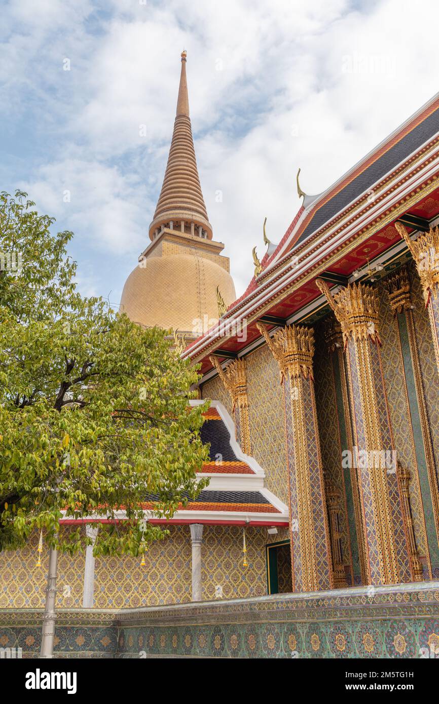 Vergoldeter Cheedi (Stupa) im Wat Ratchabophit Sathitmahasimaram Ratchaworawihan, einem buddhistischen Tempel in Bangkok, Thailand. Stockfoto