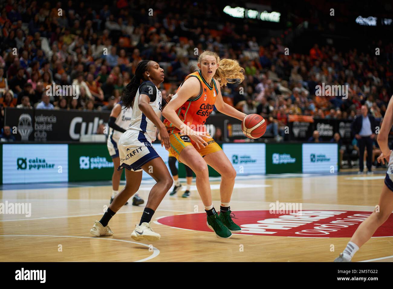 Valencia, Spanien. 30. Dezember 2022. Prescilla Lezin von Leganes (L) und Lauren Cox von Valencia Basket (R) in Aktion während des LF Endesa J15 in der Sporthalle Fuente de San Luis. Valencia Basket 86:49 Leganes Credit: SOPA Images Limited/Alamy Live News Stockfoto