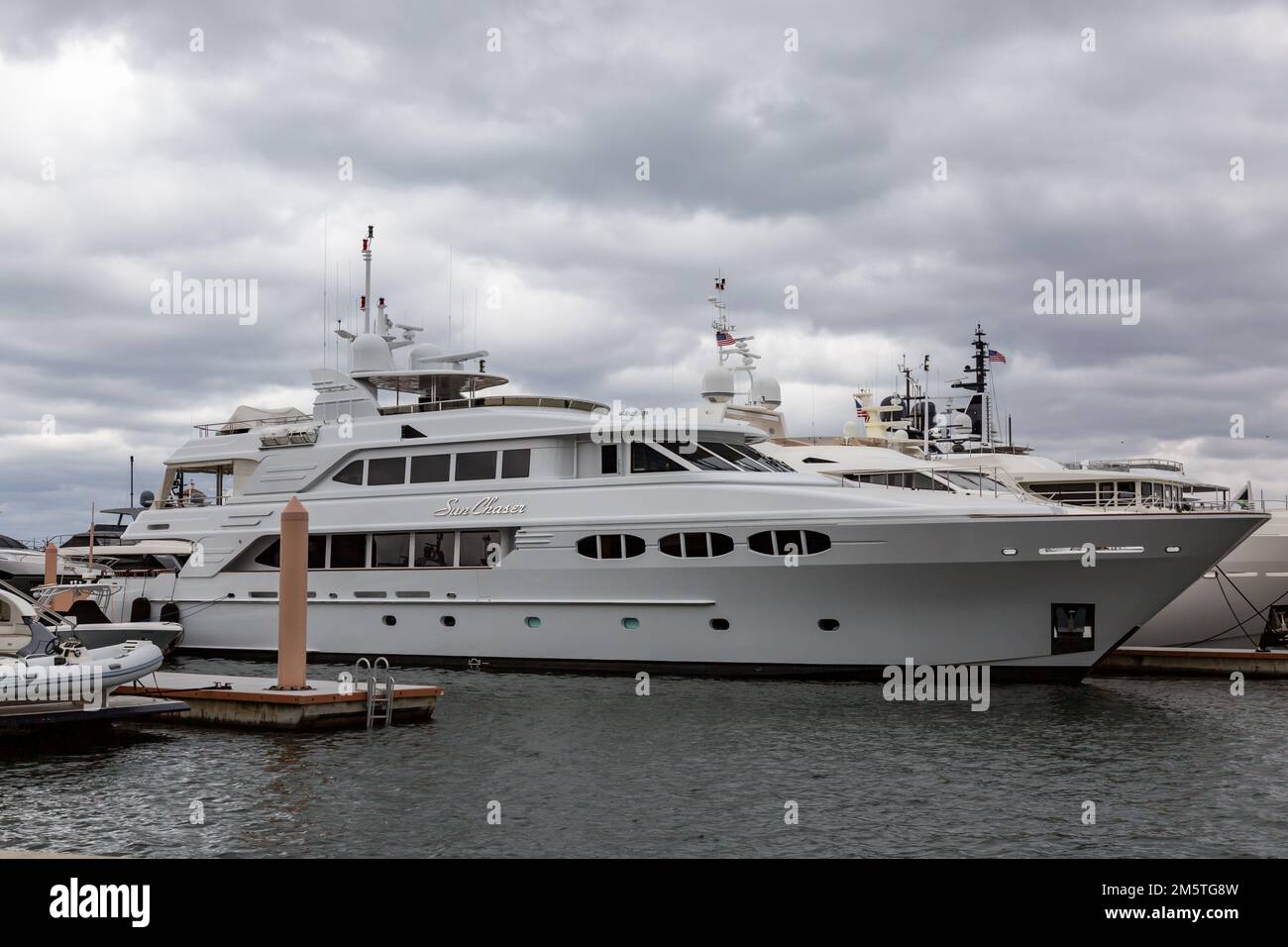 Die Richmond Yacht „Sun Chaser“ aus dem Jahr 2006 liegt in der Palm Harbor Marina an der Lake Worth Lagoon in West Palm Beach, Florida, USA. Stockfoto