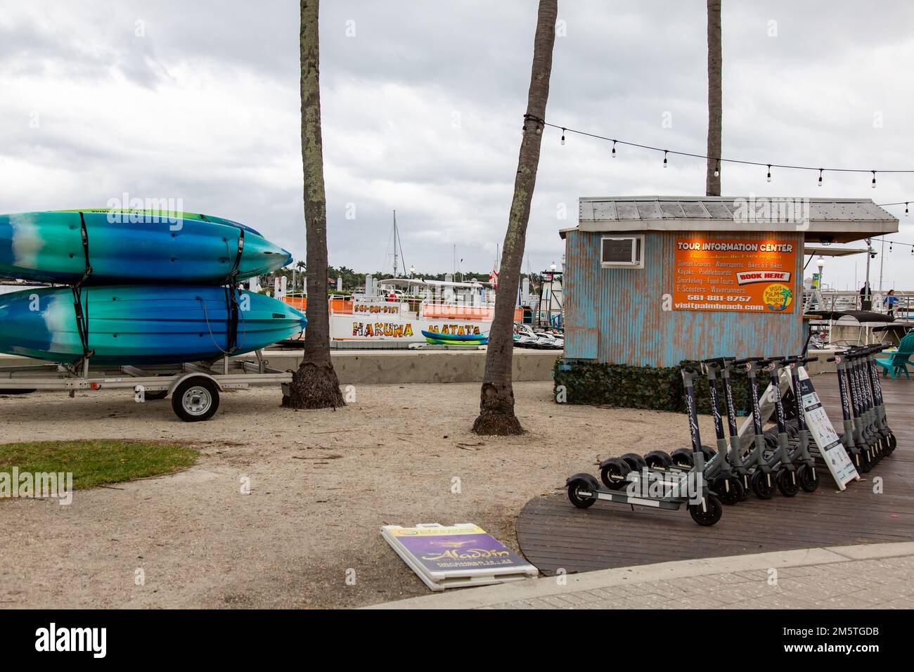 Ocean Kajaks, das Hakuna Matata Ponton, Eine Tour Information Center Hütte und eine Reihe von Sonntag gemieteten Rollern an der West Palm Beach Waterfront Landing. Stockfoto