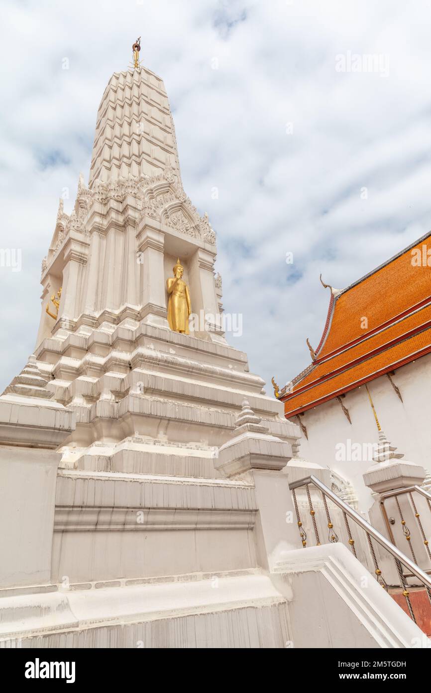 Chedi im Khmer-Stil (Stupa) Phra Prang mit Buddha-Statue im Wat Mahathat Yuwaratrangsarit, einem buddhistischen Tempel in Bangkok, Thailand. Stockfoto