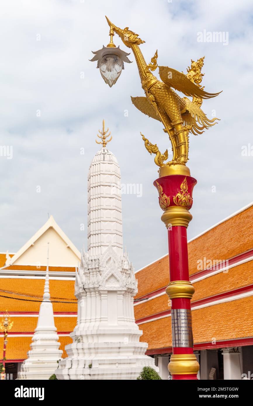 Lampen in Form von Suphannahong oder Golden Swan, ein mystisches schwanenähnliches Wesen im Wat Mahathat Yuwaratrangsarit, buddhistischem Tempel, Bangkok, Thailand Stockfoto