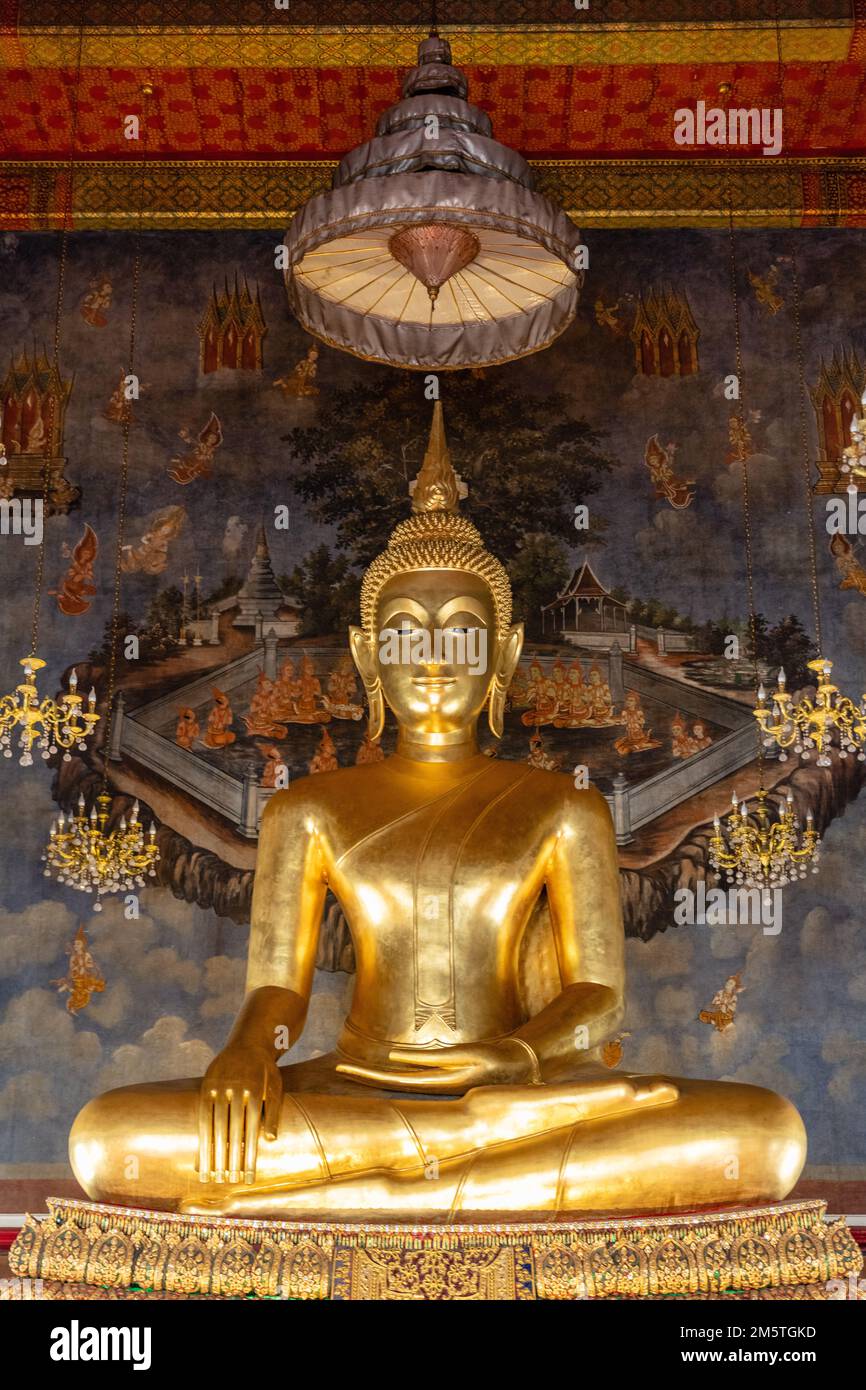 Sitzplatz der Maravijaya Buddha-Statue in Ubosot (Ordnungshalle) von Wat Ratchanatdaram Woravihara, buddhistischer Tempel in Bangkok, Thailand. Stockfoto